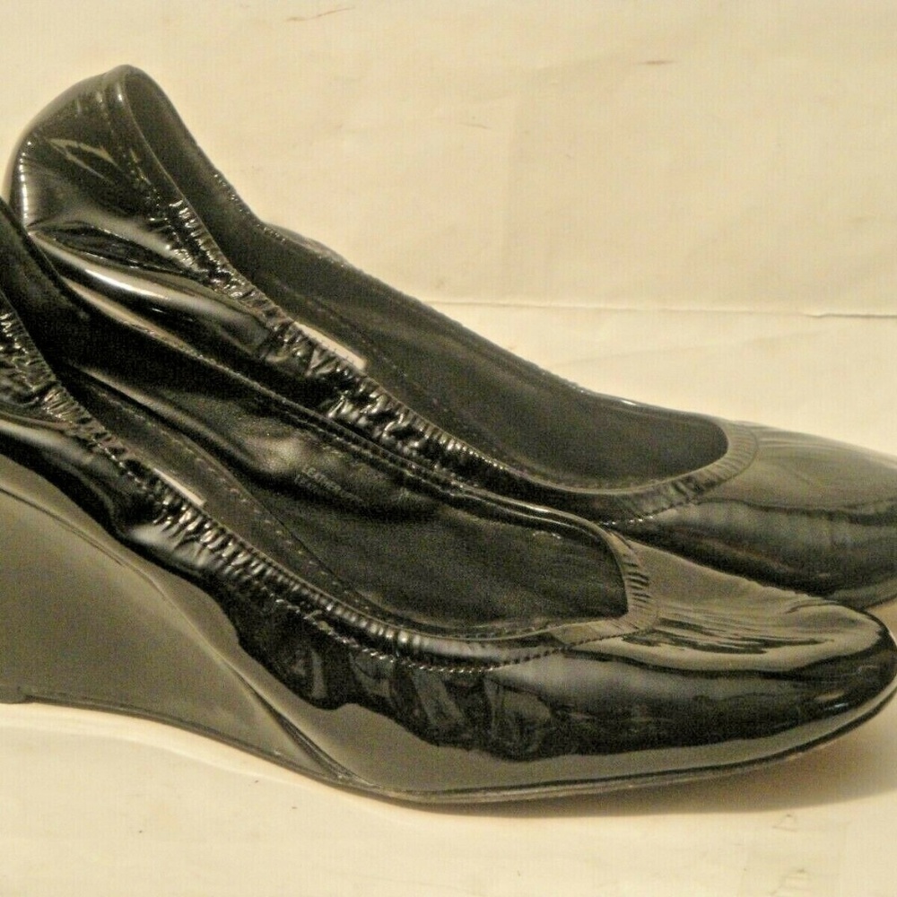 Vera Wang Lavender Black Patent Leather Wedge Pump 9.5